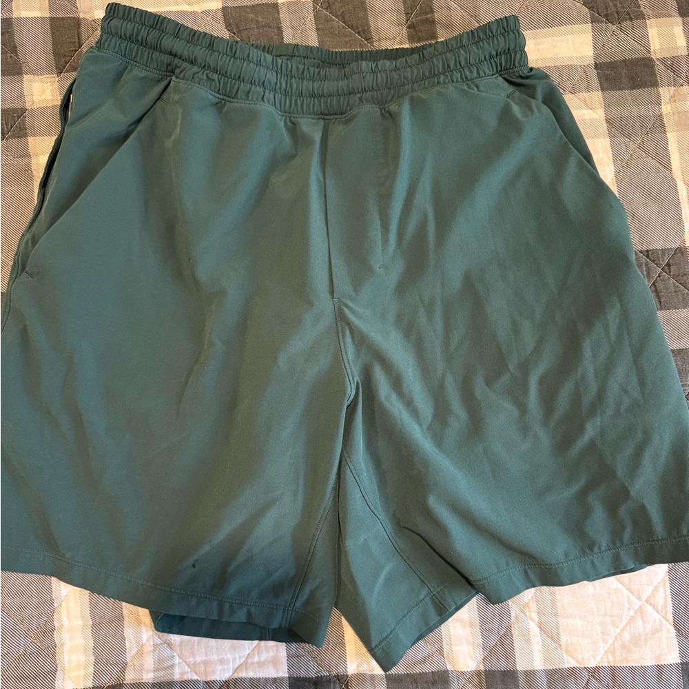 Lululemon Men's Green athletic shorts M 6-inch